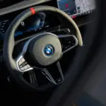 Detalhe do volante e painel do BMW i4 M50 xDrive