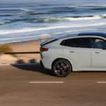 Vista lateral na praia do BMW iX2