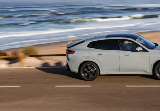 Vista lateral na praia do BMW iX2