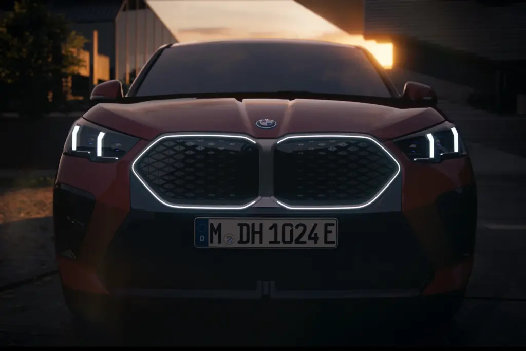 Vista frontal ao entardecer do BMW iX2