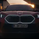Vista frontal ao entardecer do BMW iX2
