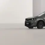 Vista lateral do BMW iX5 e nova família X5