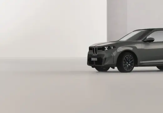 Vista lateral do BMW iX5 e nova família X5