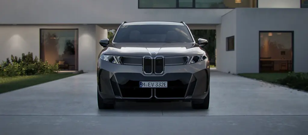 Vista frontal do BMW iX5 e nova família X5