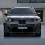 Vista frontal do BMW iX5 e nova família X5