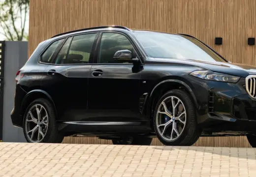 Vista dianteira lateral do BMW X5
