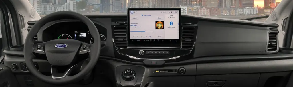 Cabine do Ford E-Transit: volante, painel e SYNC 4