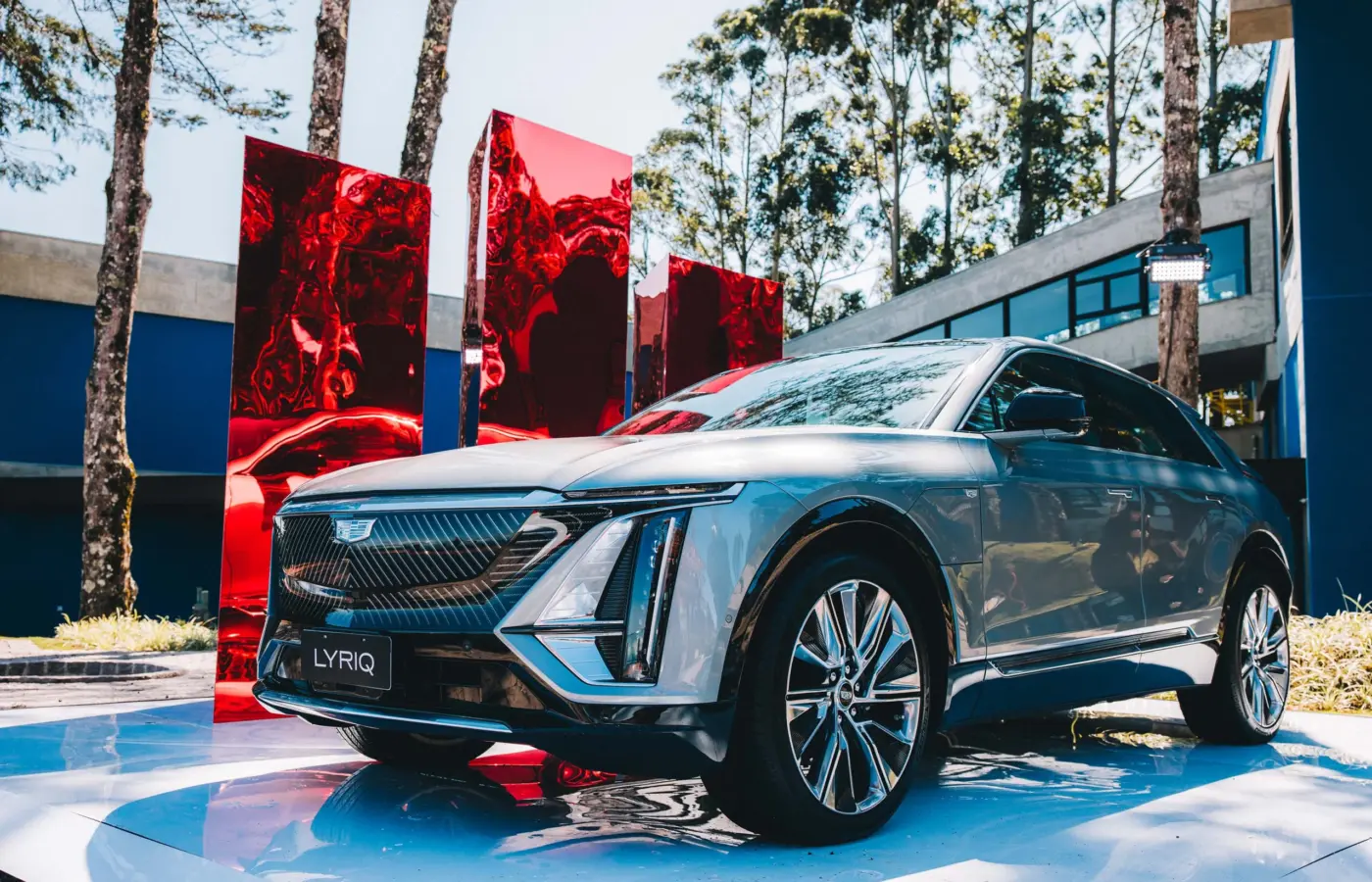 Vista dianteira no lançamento brasileiro do Cadillac LYRIQ