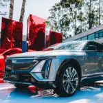 Vista dianteira no lançamento brasileiro do Cadillac LYRIQ