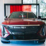 Vista frontal do Cadillac LYRIQ