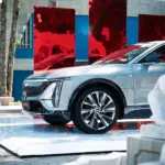 Roda e lateral dianteira do Cadillac LYRIQ