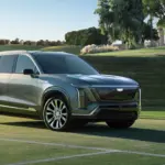 Vista dianteira em área externa do Cadillac VISTIQ