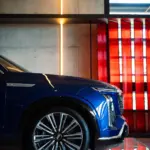 Lateral dianteira do Cadillac VISTIQ