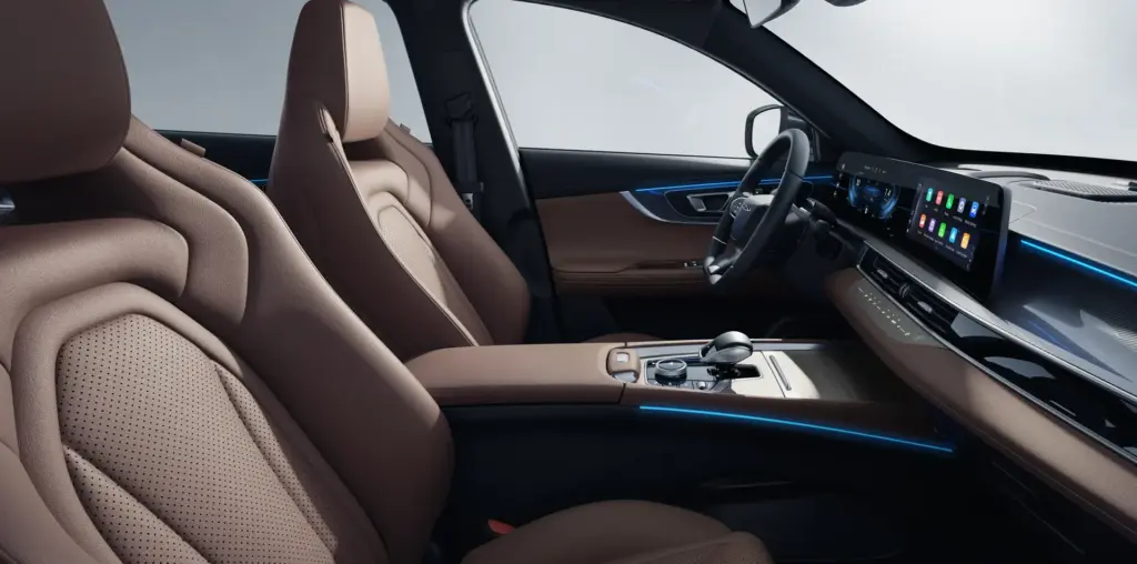 Tiggo 7 Pro PHEV 2027 — Interior com bancos dianteiros e console