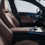 Tiggo 7 Pro PHEV 2027 — Interior com bancos dianteiros e console
