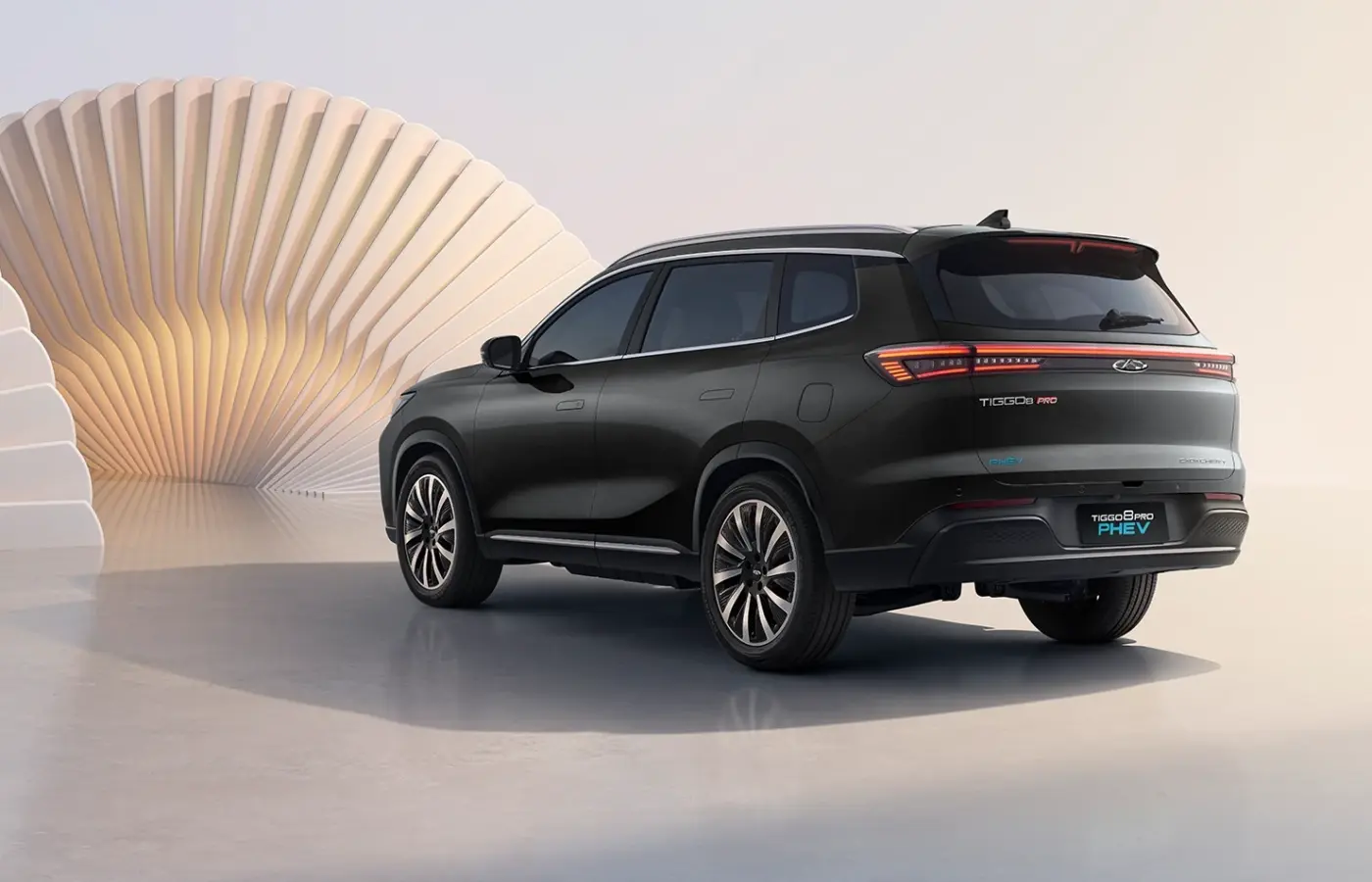 Tiggo 8 Pro PHEV 2027 — Vista externa traseira em três quartos