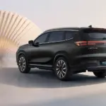 Tiggo 8 Pro PHEV 2027 — Vista externa traseira em três quartos