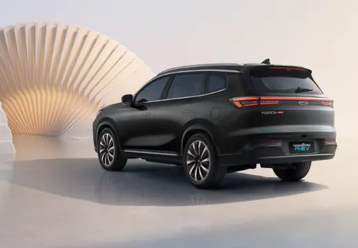 Tiggo 8 Pro PHEV 2027 — Vista externa traseira em três quartos
