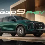 Tiggo 9 PHEV 2027 — Apresentação oficial frontal em três quartos com carregador