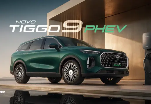 Tiggo 9 PHEV 2027 — Apresentação oficial frontal em três quartos com carregador