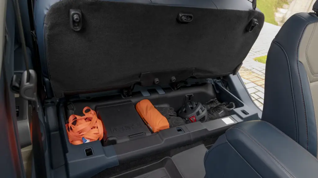 Compartimento sob o banco traseiro da Ford Maverick Hybrid