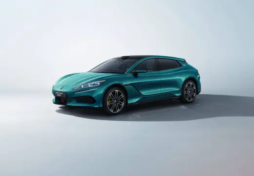 Denza Z9GT verde visto de três quartos