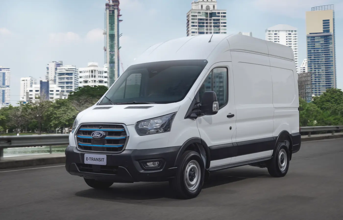 Ford E-Transit Furgão elétrico: frente e lateral