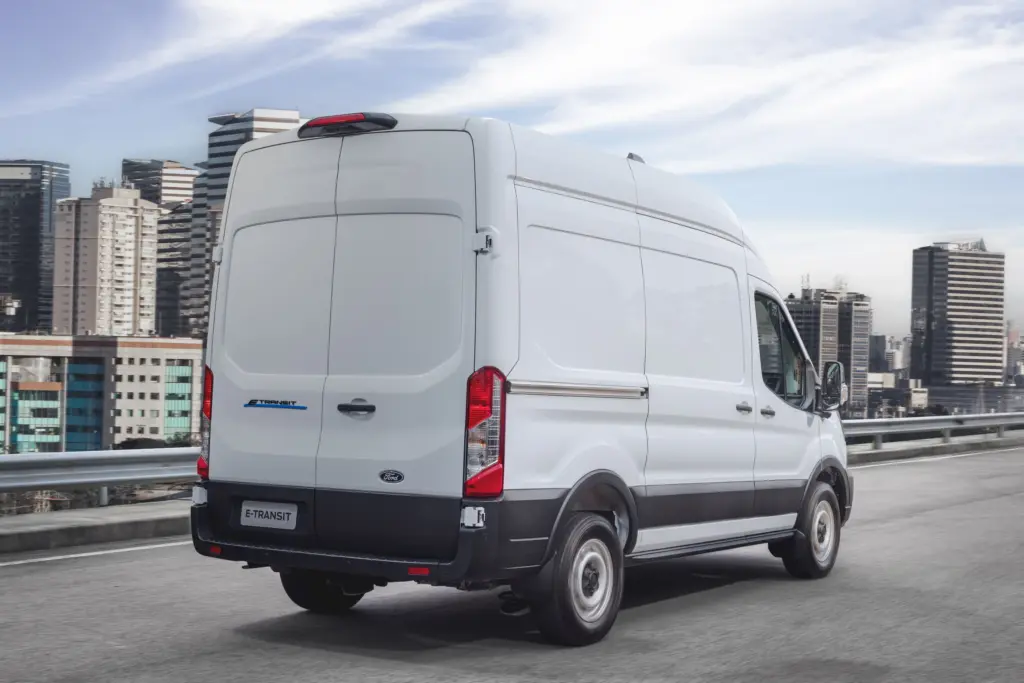 Ford E-Transit Furgão elétrico: traseira e lateral