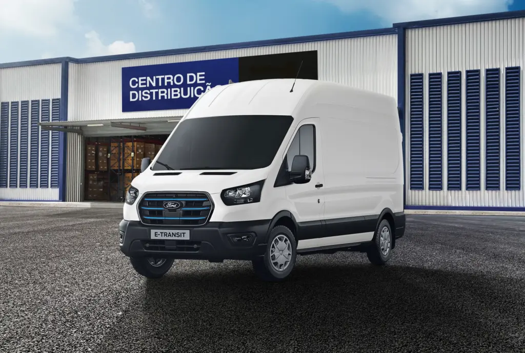 Ford E-Transit Furgão em centro de distribuição