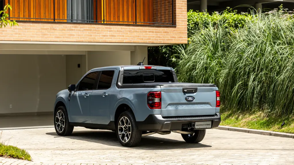 Ford Maverick Hybrid AWD: traseira em três quartos