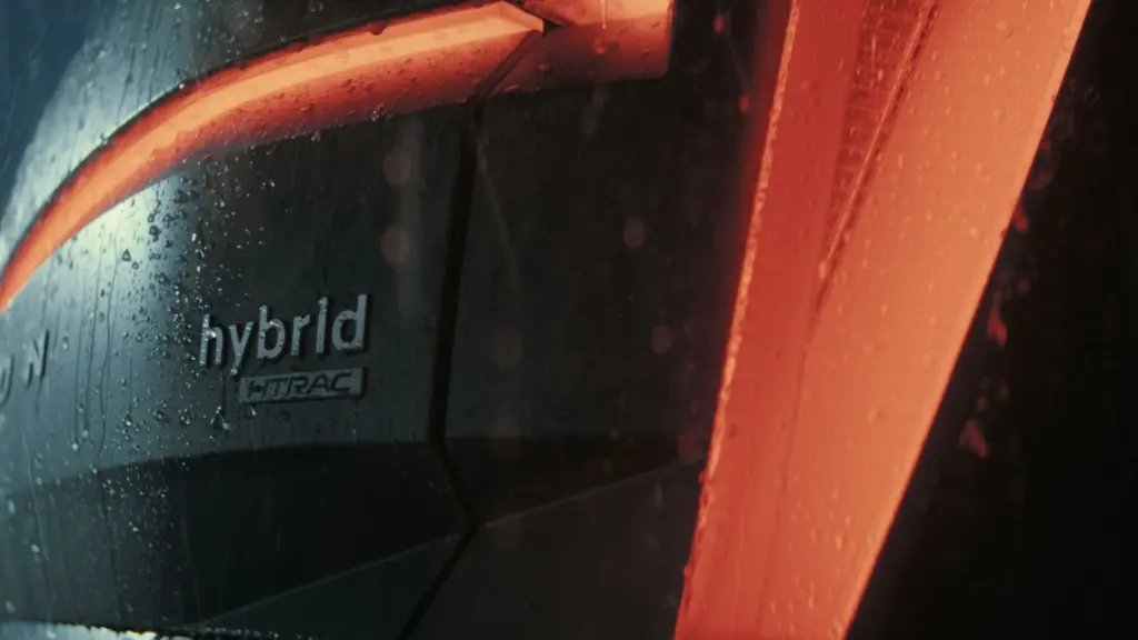 Hyundai Tucson 2027: Detalhe do emblema Hybrid na carroceria — modelo internacional