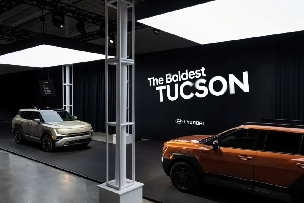 Hyundai Tucson 2027: Os dois SUVs no espaço do evento — modelo internacional