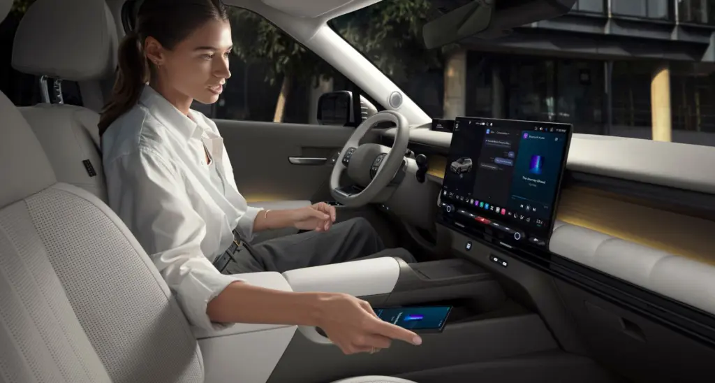 Hyundai Tucson 2027: Tela Pleos Connect e smartphone na cabine — modelo internacional