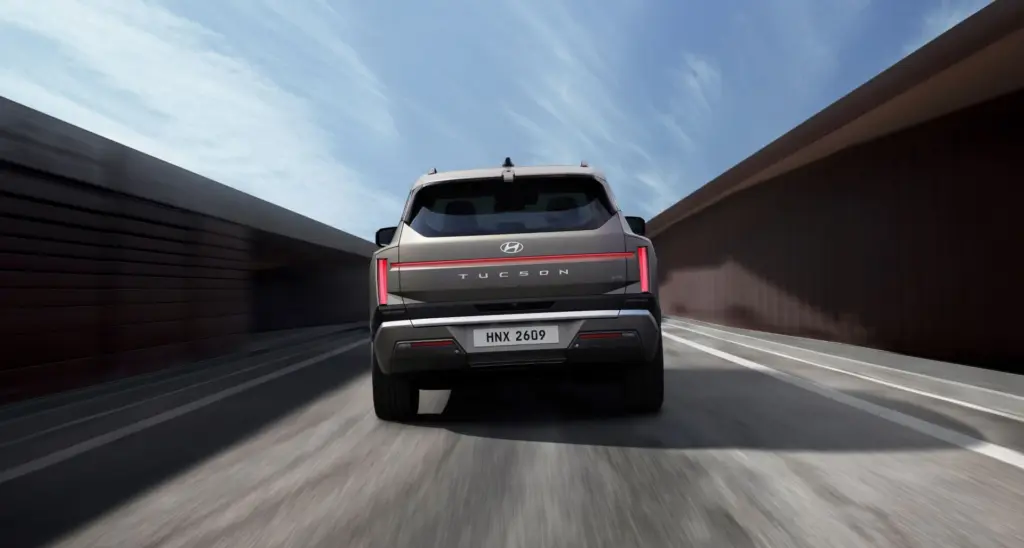 Hyundai Tucson 2027: Vista traseira do Tucson em movimento — modelo internacional