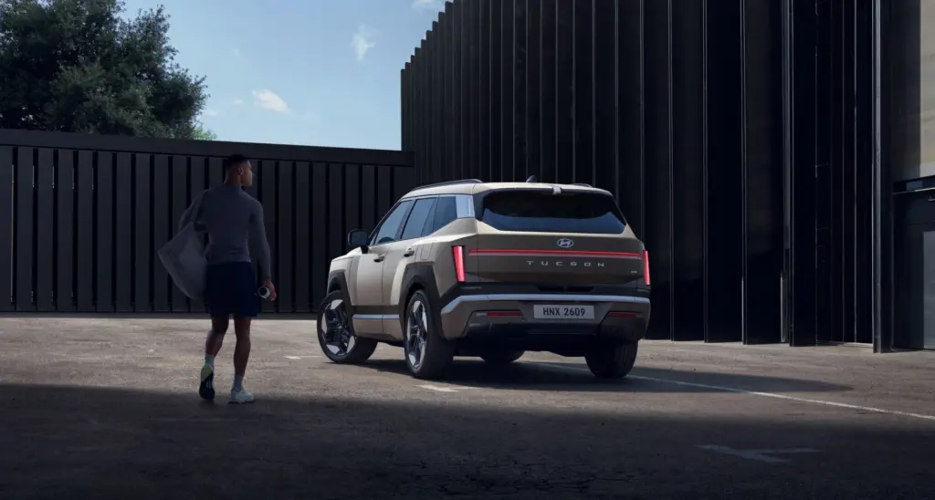Hyundai Tucson 2027: SUV visto por trás na campanha global — modelo internacional