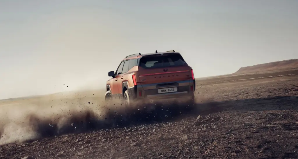 Hyundai Tucson 2027: XRT PRO levantando poeira, vista traseira — modelo internacional