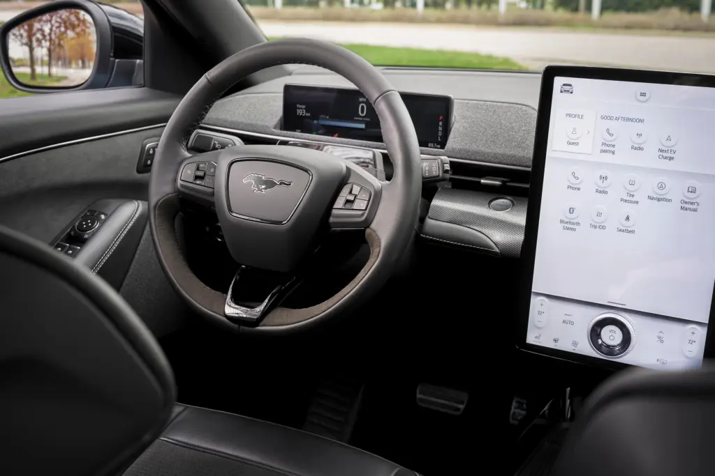 Interior do Mustang Mach-E GT: painel, volante e central SYNC