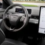Interior do Mustang Mach-E GT: painel, volante e central SYNC