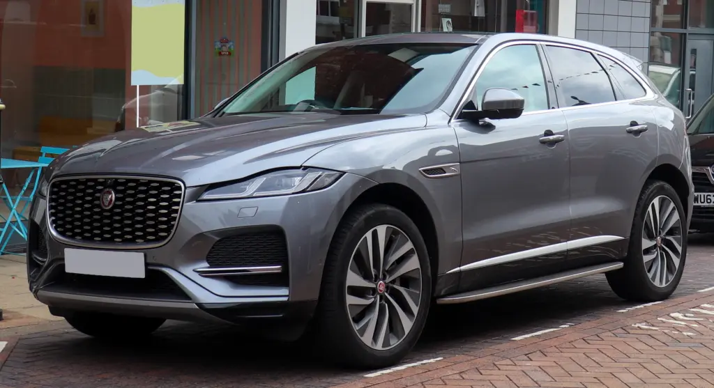 Carroceria reestilizada do Jaguar F-PACE, fotografada na versão HSE diesel MHEV 2021; imagem externa de referência, não da motorização P400e.
