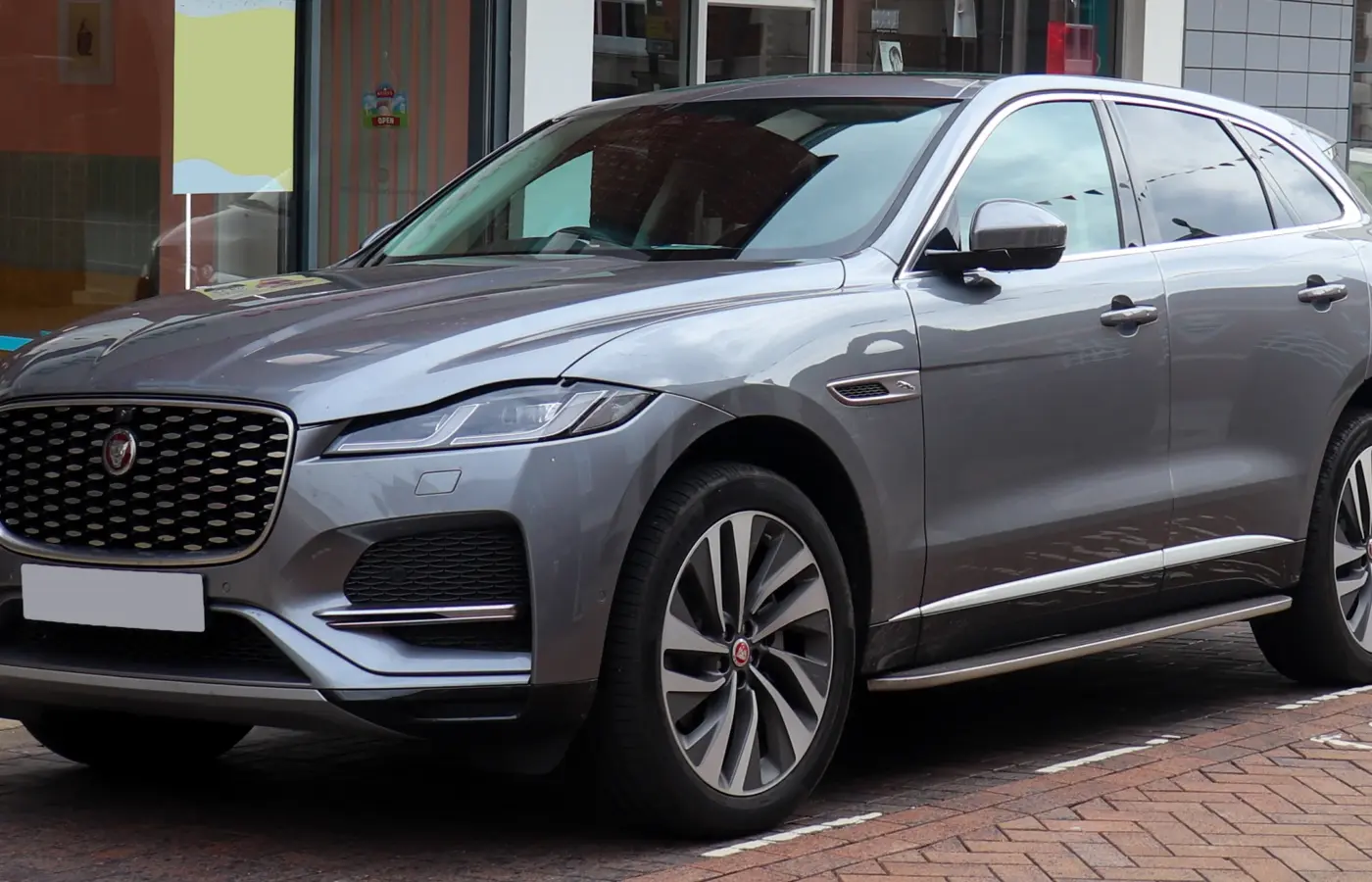 Carroceria reestilizada do Jaguar F-PACE, fotografada na versão HSE diesel MHEV 2021; imagem externa de referência, não da motorização P400e.