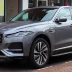 Carroceria reestilizada do Jaguar F-PACE, fotografada na versão HSE diesel MHEV 2021; imagem externa de referência, não da motorização P400e.