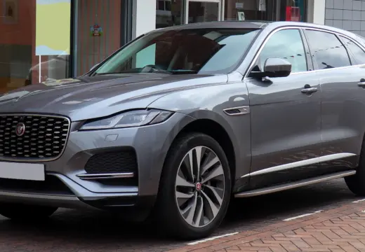 Carroceria reestilizada do Jaguar F-PACE, fotografada na versão HSE diesel MHEV 2021; imagem externa de referência, não da motorização P400e.