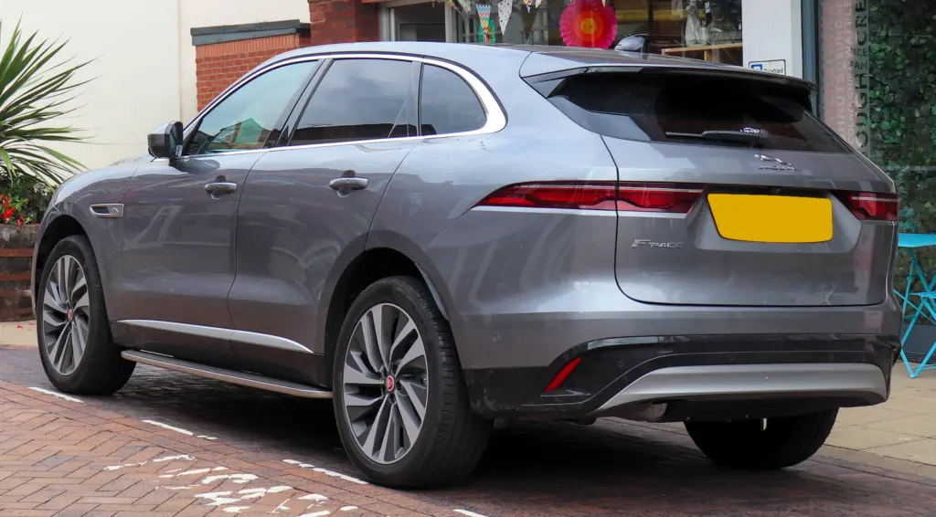 Carroceria reestilizada do Jaguar F-PACE, fotografada na versão HSE diesel MHEV 2021; imagem externa de referência, não da motorização P400e.