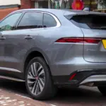 Carroceria reestilizada do Jaguar F-PACE, fotografada na versão HSE diesel MHEV 2021; imagem externa de referência, não da motorização P400e.