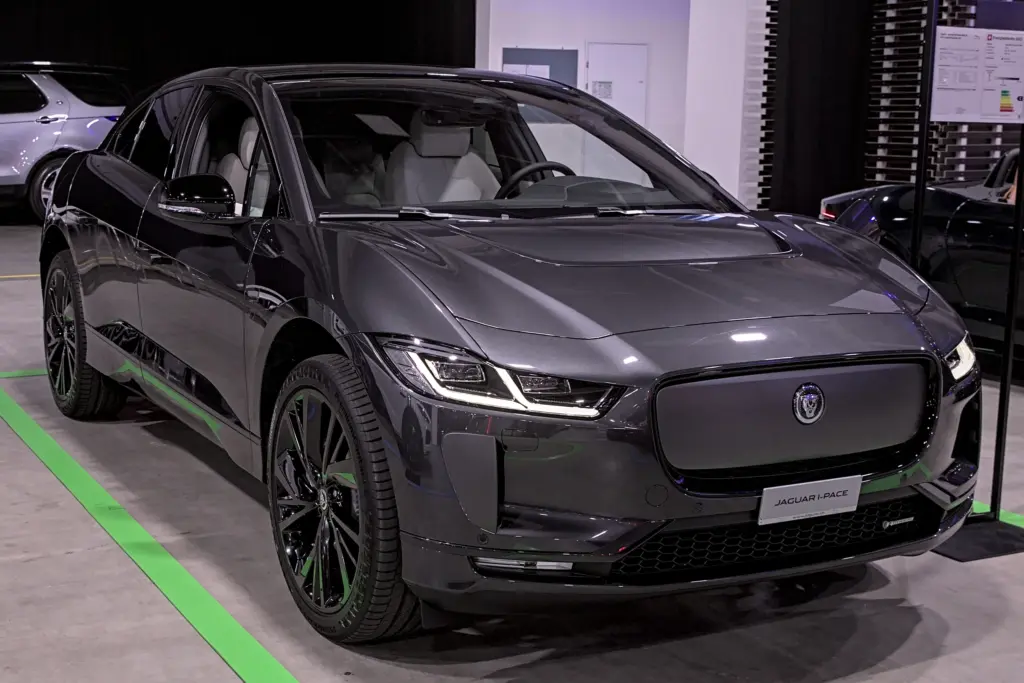 Jaguar I-PACE em fotografia internacional; galeria reúne anos e acabamentos diferentes do R-Dynamic HSE brasileiro.