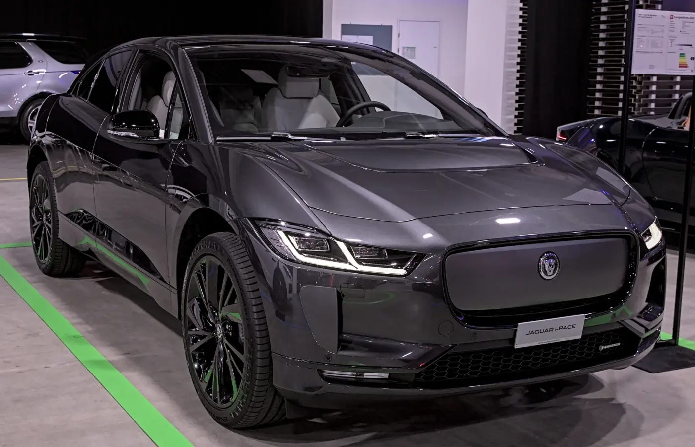 Jaguar I-PACE em fotografia internacional; galeria reúne anos e acabamentos diferentes do R-Dynamic HSE brasileiro.