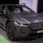 Jaguar I-PACE em fotografia internacional; galeria reúne anos e acabamentos diferentes do R-Dynamic HSE brasileiro.