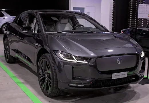 Jaguar I-PACE em fotografia internacional; galeria reúne anos e acabamentos diferentes do R-Dynamic HSE brasileiro.