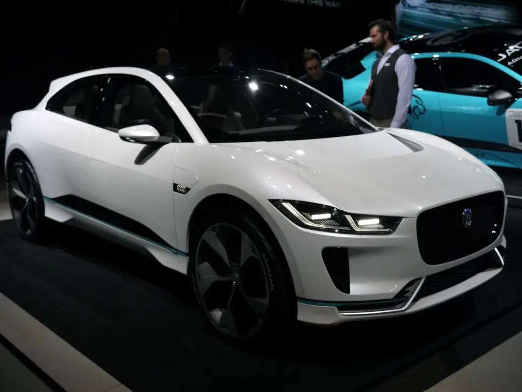 Jaguar I-PACE em fotografia internacional; galeria reúne anos e acabamentos diferentes do R-Dynamic HSE brasileiro.