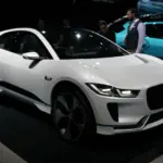 Jaguar I-PACE em fotografia internacional; galeria reúne anos e acabamentos diferentes do R-Dynamic HSE brasileiro.
